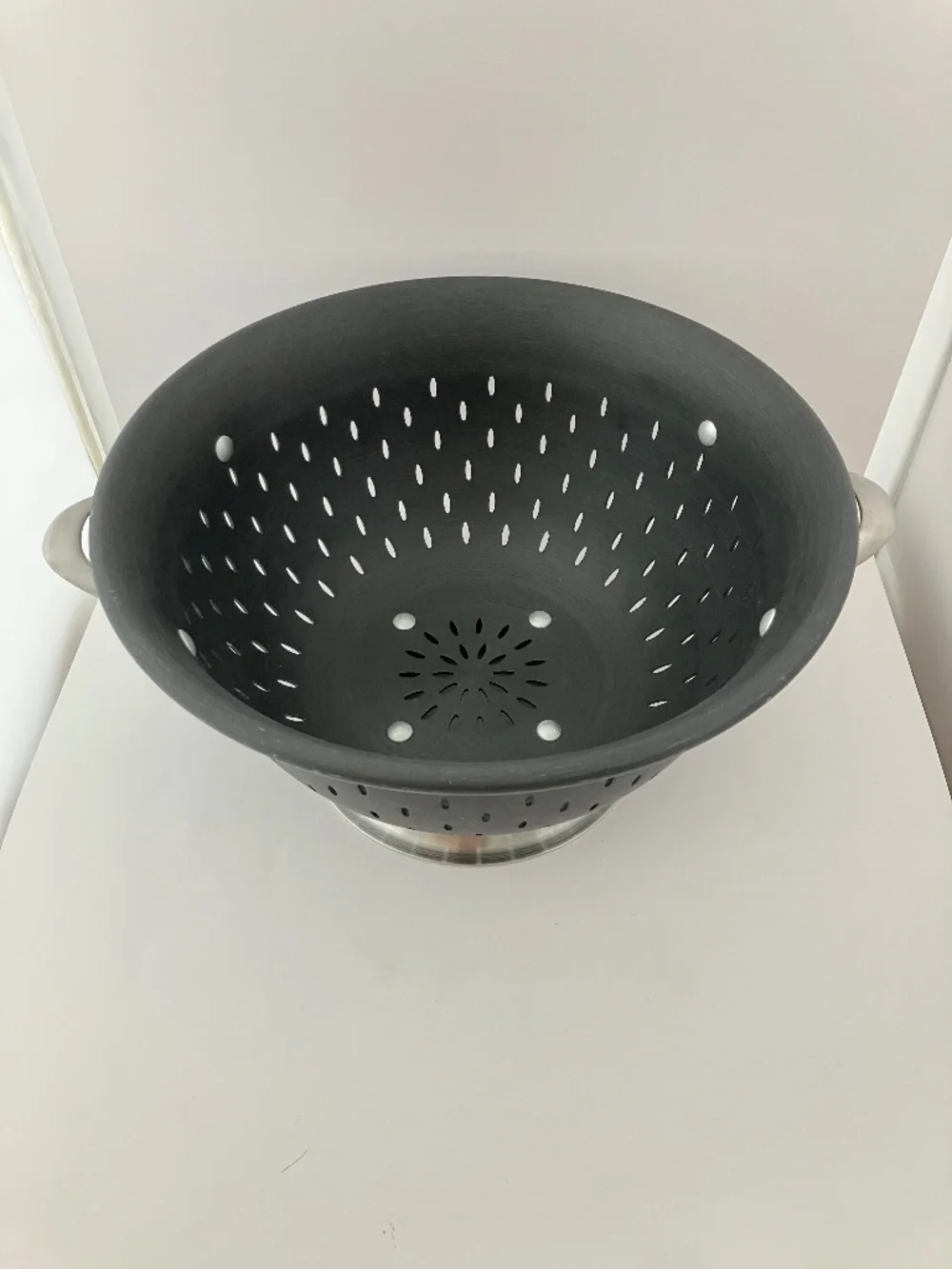 Large Calphalon ANODIZED COLANDER with BRUSHED STAINLESS STEEL HANDLES & BASE